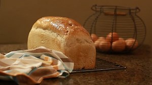 Pain blanc fait maison. cuisiner à : vidéo de stock (100 % libre de droit) 24234338 | Shutterstock