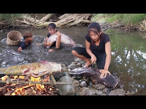 Wow 18kg Catfish! Catching Big Fish and Cooking for jungle food ‪@PrimitiveSurvivalSkillss‬