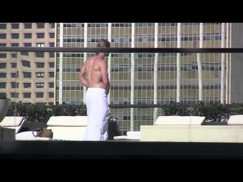 Topless Chris Hemsworth Shows Off His Buff Body in Australia | Splash News TV | Splash News TV