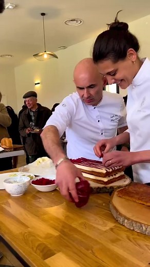 Le millefeuille framboise monté minute pour l’anniversaire de Michel Guerard, par Angelo Musa et Elisabeth Hot au domaine de Primard pendant la mémorable journée du coeur des chefs #michelguerard #angelomusa #lecoeurdeschefs #romainmeder | La Cuisine de Mercotte