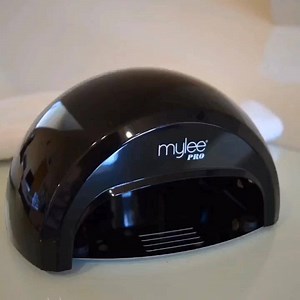 We were sent the Mylee Beauty Pro Convex LED Nail Lamp 💅 The lamp features five-finger curing, three pre-programmed timers and a removable magnetic tray, for easy-peasy pedicures! | Scratch Magazine