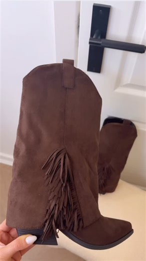 JESSICA 🤠 Black or brown? It’s 🤎for us 😍 #cowboyboots #tasselboots #fauxsuedeboots #outfitideas #autumnoutfits | The Dressing Room