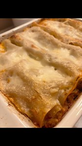 Lazanje Potpuno (ne)orginal recept za lazanje, ali verujte na reč, vrlo su ukusne, sočne i mekane. Moji ih obožavaju. Kada sam prvi put objavila recept za lazanje, kaže meni jedna gospođa na storiju, na osnovu fotke, da ovo nisu prave lazanje, pitam je - a kakve su onda, kaže da u prave ide bešamel sos, meso i mocarela. Odgovorim da sam sve to stavila. Kaže ona meni, ne ide svinjetina, odgovorim da nisam ni nju stavila. Ne sme da vam se vidi testo u redovima... Na kraju zamolih gospođu da otvori