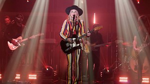 Jewel Effortlessly Mashes Up Single 'Alibis' With Throwback 'Intuition'