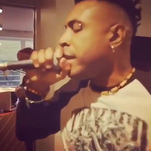 Dude makes it look absolutely effortless on this vocal freestyle ...