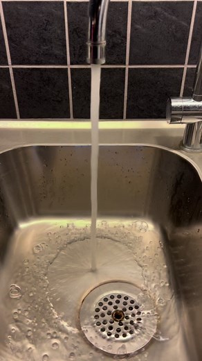 22 reactions | Med Turtle Wax Snow Foam får du både ett enkelt och roligt sätt tvätta bilen! 﫧 Detta schampo innehåller nästa generations skum- och rengöringsämnen som lyfter upp och kapslar in smuts, orenheter och trafikfilm från ytan vilket minskar risken för repor. ❄️ Går att använda i skumlans samt i traditionell handtvätt med hink och svamp! #turtlewax #turtlewaxsverige #schampo #detailing #bilvård #biltvätt #asmr #satisfying | Turtle Wax | Facebook