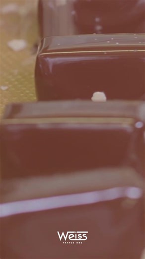 La fabrication du chocolat Weiss I 🍫 Épisode 4 : le secret de la fabrication à la main de nos chocolats et pralinés Voici comment sont réalisés artisanalement nos bonbons de chocolat depuis 1882 : 1ère étape : l'abaissage, réalisé à la main, permet de donner une forme ronde, carrée ou rectangulaire aux pralinés ou aux ganaches (l'intérieur de nos bonbons de chocolat). 2e étape : l'enrobage va recouvrir ces pralinés ou ganaches d'une couche gourmande et croquante de chocolat noir, lait ou blanc.