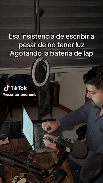 Esa insistencia de escribir a pesar de no tener luz Agotando la batería de lap #libros #escritor #novelas #autopublicacion #booktook