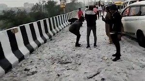 Rajkot Weather | Rajkot Ahmedabad Highway ના આ દ્રશ્યો તમને અચંબિત કરી દેશે | Gujarat tak Rajkot Ahmedabad Highway મા કરા સાથે માવઠું જોવા મળતા અલગ જ પ્રકારના દ્રશ્યો જોવા મળ્યા હતા... #rajkot #weatherforecast #rajkotahmedabadhighway #gujarattak -------------------------------------------------------------------------------------------------------- | Gujarat Tak