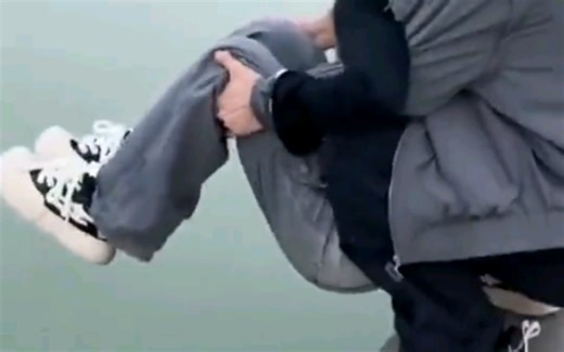 差点尿出来，但忍住了