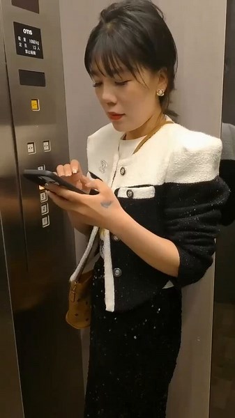 京圈大瓜跳蛋出行训练电梯少妇偷情视频完整版3分34秒流出，看似端庄优雅的气质少妇，想不到却喜欢玩这种即大胆又羞耻的play玩法，带着跳蛋和情夫私会，按钮一开，端庄气质瞬间荡然无存
