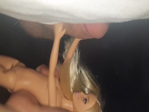 Super pervers tordu se branle avec les deux mains d'une poupée barbie