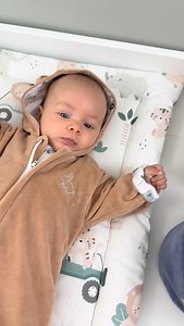 ❄️ Zimowe spacerki z maluchem? Ten kombinezon naprawdę robi robotę. Jest miękki, cieplutki i elastyczny 🤍 Dzięki temu maluch ma pełen komfort, a Ty mniej stresu przy ubieraniu. Najlepsze jest to, że sprawdza się w każdej sytuacji: • idealny pod śpiworek lub otulacz w wózku 🛒 • świetnie pasuje do fotelika 🚗 — nie dodaje zbędnej objętości • sprawdzi się też na szybkie wyjścia i krótkie zimowe spacerki ❄️👶 To po prostu praktyczny kombinezon „na teraz” — taki, którego naprawdę się używa, a nie t