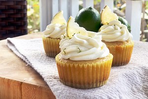 Key Lime Pie Cupcakes With Candied Lime Slices – Lexis Rose