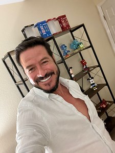 Aprendedores!!! la gran diferencia entre publicidad y promoción… Muchas veces confundimos y pensamos que tanto la publicidad como la promoción son la misma cosa, sin embargo esto no es así, en realidad la promoción sirve para el corto plazo y castiga el flujo de caja, mientras que la publicidad sirve para largo plazo y beneficia a la rentabilidad de la empresa . Invito a ver este video para juntos comernos este &@$%# pero maravilloso mundo!!! | Renzo Aguirre
