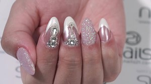 #NailArt Uma manicure francesa reluzente repleta de pérolas e brilhantes é um clássico que nunca sai de moda. Inspire-se com o nosso tutorial... 💕 Descobre mais: goo.gl/pK7jD7 | Nails 21
