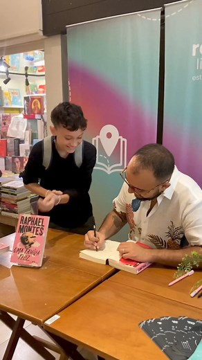 9.4K views · 108 reactions | Neste sábado (15), a Estante Virtual e o Sebo Lima Barreto receberam o autor Raphael Montes para sessão de autógrafos do livro "Uma família feliz". O evento faz parte da programação do Roteiro Literário - uma iniciativa da Estante Virtual que tem como objetivo divulgar sebos e incentivar à leitura. #raphaelmontes #sebos #livraria #literaturabrasileira #livros #leitores #suspense #thriller #misterio | Estante Virtual | Facebook