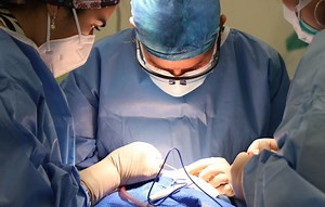 Près de Lyon, une femme tuée après une injection d’acide hyaluronique, un suspect écroué