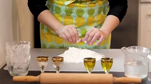 Sprinking Garlic Powder On Dough : vidéo de stock (100 % libre de droit) 1024380674 | Shutterstock