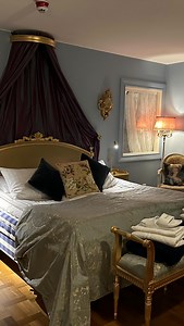 Nu i helgen har jag yogaretreat ca 30 minuter från Järvsö. Trots att vi bor så nära frågade jag Martin om vi inte kunna unna oss en helg där på hotellet och bo i det vackra rummet som är skapt av min väninna och fd modellmamma Carita Järvinen. I det rum som heter Marie Antoinette. Carita finns inte längre här på jorden men hennes finsk-franska själ finns i varje detalj i rummet. Som en jätte kram från alla håll och riktningar. För första gången på två månader känner jag att jag kan slappna av. �