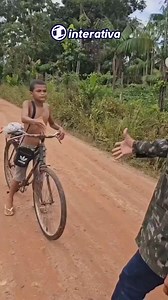 A história de um menino de 13 anos que vende pastéis para ajudar em casa e comprar comida tocou milhares de pessoas nas redes sociais. Com humildade e determinação, ele mostra que, mesmo tão jovem, já carrega uma grande responsabilidade. Internautas se mobilizaram para ajudar o garoto, que virou símbolo de força e esperança. #HistóriaQueToca #Inspiração #Solidariedade #Força #InterativaFM | Interativa FM - Todo Mundo Ouve | Facebook