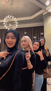 orang yang kat depan,sebenarnya xleh nk lawan mamy tok zaman muda. Mmy tok dulu gak model kuda arab laa, sapo nok tengok mmy tok zaman muda | Fara Sharina