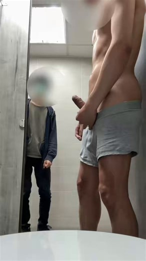 RT @linbaichen: 尻到一半被弟弟發現👦只好抓進廁所幹嘴射精🥵💦💦https://t.co/Vif9Z846X1