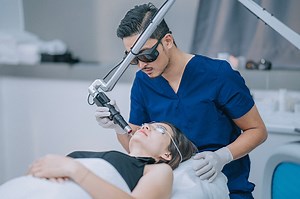 Asian Chinese Male Aesthetician Laser IPL Behandlung an seiner...