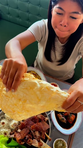 Sovifooddiary on Instagram: "Keseeeel !! Serenyah itu kulit babinya ! Sino Thai Resto pertama di Jakarta, Menunya unik-unik gak akan kalian temui di resto thai pd umumnya. Menunya thai chinese influence karya Chef yg udah pengalaaman di resto Michelin di Singapore dan pernah masak utk Ambanis. pork neck charsiu pecaaaaah juicy abis, apalagi kegigit lemaknya aroiii mak mak !! Samcan belacan atau pork belly shrimp paste jg 👌 Tempatnya cozy buat nongkrong ngebeer jg enak dan hrs pesen krob krob al