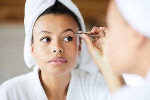 Épilation des sourcils : quelle forme ? quelle technique ? à la maison ou en institut ?