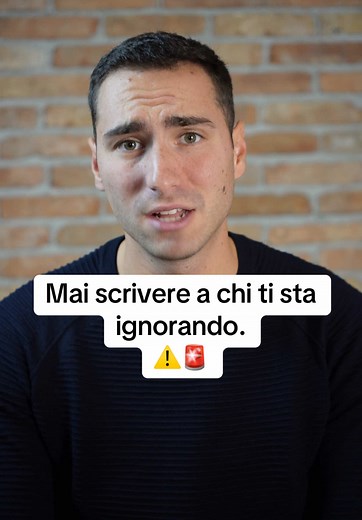 Mai scrivere a chi ti sta ignorando. Non perché “devi fare la preziosa”, ma perché il silenzio è già una risposta. Chi vuole esserci, trova un modo. Chi non vuole, trova una scusa. Quando qualcuno tiene davvero a te, lo senti — non serve chiederglielo. Ti scrive, ti cerca, ti fa sentire importante. Allora smetti di rincorrere chi ti fa sentire invisibile solo per provare che conti qualcosa. Il tuo valore non si misura dai messaggi che ricevi, ma da quelli che scegli di non inviare più. Perché l’