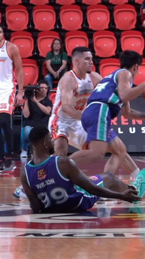 Off-balance assist from Jamil Wilson to JL Delos Santos! #PBAAngatAngLaban #NorthportvsConverge #CommissionersCup | PBA