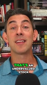 Are dating apps setting you up for failure? Learn why the top 1% of men get all the attention and how to shift your focus to find real connection. Full podcast episode here! 👉 https://www.evanmarckatz.com/the-love-u-podcast/are-you-trying-to-date-up | Evan Marc Katz