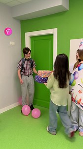 76K views · 360 reactions | Une fête d'anniversaire pleine de surprise . . . À des fins de divertissement uniquement ; filmé dans des espaces publics. Aucune affiliation avec les marques présentées. Inspiré d'événements réels ; certains détails peuvent être modifiés à des fins de créativité. Les activités présentées ne sont pas destinées à être reproduites, exécutées ou imitées. Consulter des professionnels pour la sécurité. | Femme Heureuse | Facebook