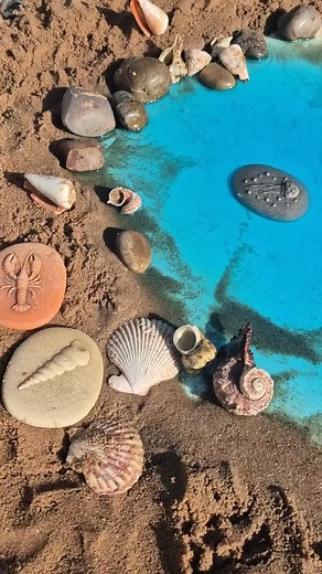 Fun in the sun! ☀️ How refreshing and inspiring does this beautiful rockpool setup by • @gemmas_childminding look? The children look like they’re having so much fun investigating, exploring, and discovering all the wonders we might find in a real rockpool — from shells to sea creatures! Such a wonderful way to support language development, curiosity, and imaginative play outdoors! #earlyyears #eyfs #outdoorlearning #sensoryplay #loosepartsplay #natureplay #earlychildhoodeducation #inquirybasedle