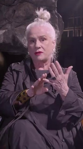 PERFORMANCES PODEROSAS DA CELEBRADA VERA HOLTZ - A estrelada atriz Vera Holtz percorre o país para apresentar “Ficções”, adaptação teatral do livro “Sapiens”, de Yuval Noah Harari. - Na FLO Magazine, Vera fala sobre a peça e também sobre a sua celebrada carreira artística, complementada agora por participações no Instagram. - Confira as poderosas performances de Vera Holtz em @flo.magazine | Florense