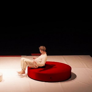 Curious what modern circus looks like, but not sure where to start? Great Catch gives you 3 different flavours of circus all in one evening. Love comedy? Harvey Cobb is a certified juggling Master who does some pretty hilarious stand-up. Prefer a solo that takes your breath away? Luuk Brantjes defies gravity in L O N E a tribute to all singles. Or is spectacular acrobatics more your style? Tête-bêche is a trio of acrobats that create complex choreographies that blow your mind. Craving an evening