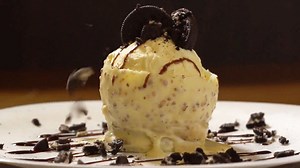 Taça de chocolate branco com crocante de castanha, recheado com brigadeiro de leite Ninho, sorvete de creme e o original biscoito Oreo. Agora confessa: você salivou aí com o nosso Ninho Gelado com Oreo, não foi? #VemProAtlântico | Restaurante e Pizzaria Atlântico | Facebook