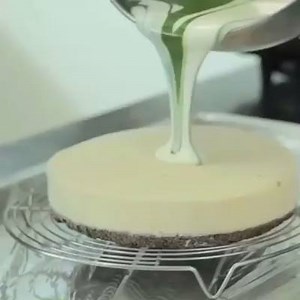 17K views · 383 reactions | Glazing techniques have been pretty hot this year. @chefdiegolozano shows what happens when you layer two glazes together before pouring onto your entremet. | Pastry Elite | Facebook