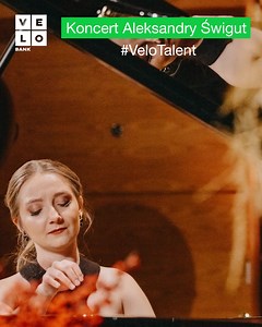 Mimo końcówki roku, Aleksandra Świgut, nasza pierwsza stypendystka programu #VeloTalent, nie zwalnia tempa! Jeden z ostatnich koncertów w tym roku odbył się w magicznej scenerii! 🌟 Nasza utalentowana pianistka wykonała utwory z repertuaru Chopina i Griega, pochodzące z niedawno wydanej płyty „Portraits of Nature”. Jedną z niespodzianek podczas koncertu był gościnny występ siostry Aleksandry - Agnieszki, która uświetniła wstęp grą na skrzypcach. To było wyjątkowe wydarzenie, tym bardziej, że pia