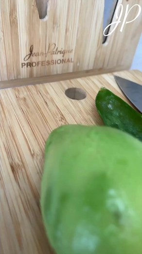 Easily peel your ripe avocados by freezing them.❄️ Find out how. . ....