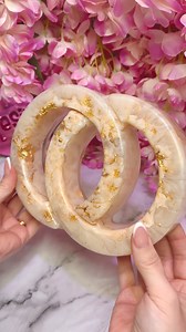 You guys loved the interlocking hearts and now we have the wedding rings version too. 💛 I did a classic swirl of colours in white, ivory and cream and a touch of gold leaf for a classic wedding look. 🤍🩷🤍 The mould is from @moldyfundotcom The resin is by @mouldd_resin -orginal resin Pigments / mica by @resindetresupplies20 #resinjules #resinjulesdesign #satisfying #weddingseason #lanadelray #explorepage #satisfyingvideo #epoxy #weddingdecor | resin_jules