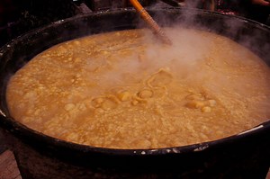 Девушек, которые полуголыми готовили сумаляк, показали по местному телевидению. Они извинились