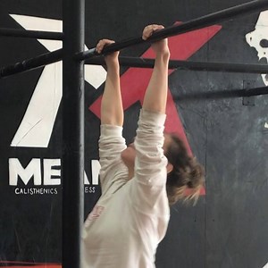 Tuck back lever @anamamena #meanmachin #meancalisthenics #calistenia #calisthenics #fitness #fitnessgirls #meangirls #gym #motivacion #motivation #progress #backlever #backlevertuck #tuck #wco | Mean Calisthenics & Fitness