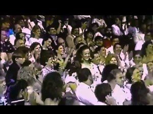 María Félix develando su calle MARIA BONITA en Acapulco en 1987, seguido por Plácido Domingo cantándole su himno esa noche. Gracias a Silvia CR por compartir tan lindo video. Vestuario: Colección María Félix Manteniendo la llama viva® | Fundación MARÍA FÉLIX