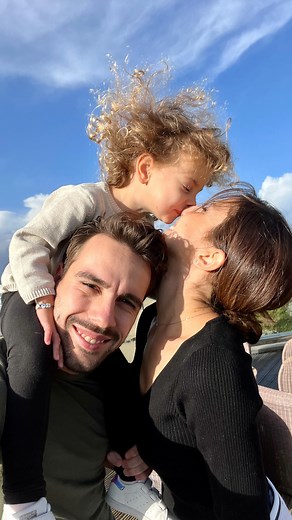 ℹ️ THINGS TO KNOW ABOUT CORNWALL 🌊 We visited Cornwall & stayed at Watergate Bay beach, about 5 minutes from Newquay airport on the North Cornwall coast, it was a large beach. Two miles of golden sand at low tide stretches towards Newquay and out to sea enormous waves 🌊 from the Atlantic providing a spectacular sight and a popular surfing and kitesurfing spot. 🏘️ We stayed at @watergatebay , our room was the BEACH LOFT FAMILY SUITE, a stunning room, probably the best one I’ve been in my life 