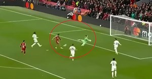 Zbog ovoga je on najbolji golman na svetu, ceo svet se divi akrobatskom potezu Kurtoe