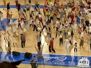 La chorégraphie géante improvisé de Hervé Koubi était accompagnée par la magnifique voix de la chanteuse Anni B Sweet 🎤 avec sa guitare 🎶 CALAIS ❤️ | Calais au Coeur de nos Vies