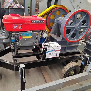 [Hot Item] Produktion 1-5 Tonnen Mini Tragbarer Backenbrecher Bergbau PE150X250 mit Dieselmaschine