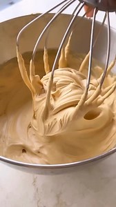 Pentru a intelege ce e o emulsie, turnați apă și ulei într-un pahar și uleiul se va separa instantaneu și va pluti deasupra apei. Când lucrăm cu diferitele noastre ingrediente, încercăm să emulsionăm componente pe bază de apă și ulei care doresc în mod natural să se despartă unele de altele. Componenta „apă” a emulsiei ar putea fi apa însăși, lapte, smântână, piure de fructe, sirop, crème anglaise, infuzii de ceai și așa mai departe. Toate aceste lichide, într-o oarecare măsură, au apa ca elemen